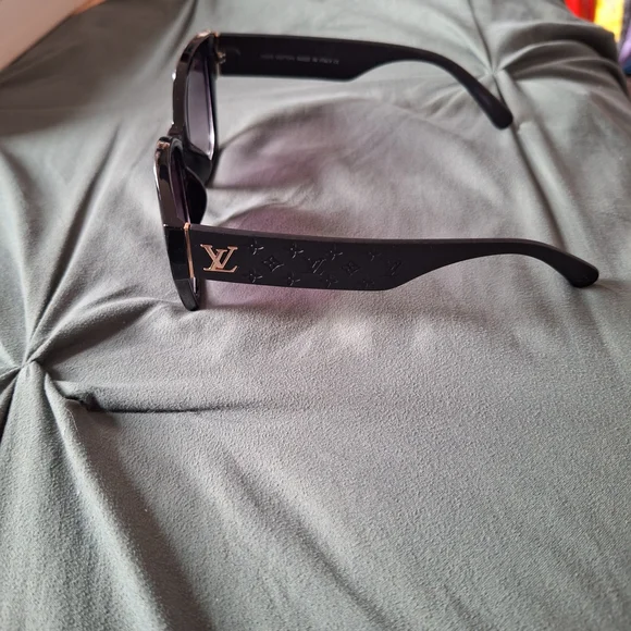 Louis Vuitton Black Glasses Elegant Accessories - Picture 4 of 4